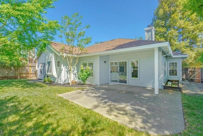 Building Photo - Pristine 3 Bedroom 2 bathroom + Den in Sou...