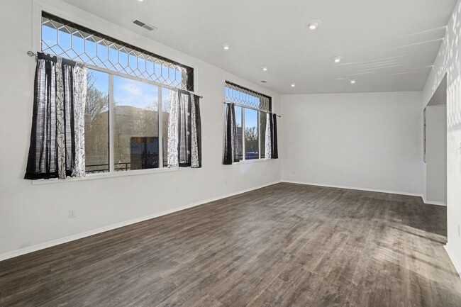 Building Photo - 1119 E McMillan St