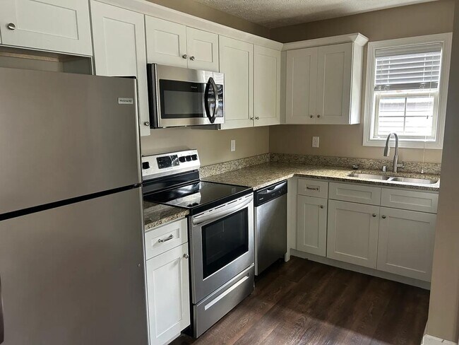 Building Photo - 201 Cherry Way