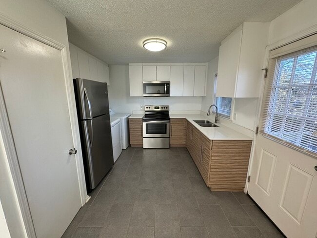 Building Photo - 3818 Lupton Cir