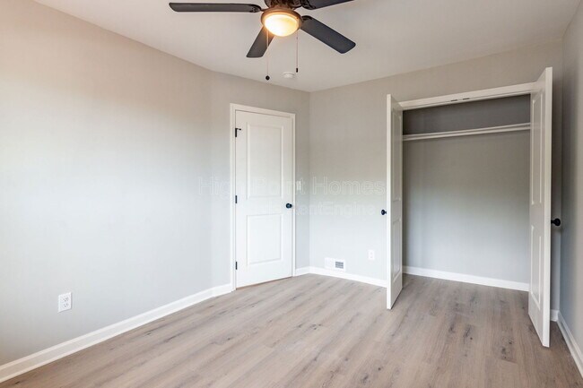 Building Photo - 400 Gallery Ln