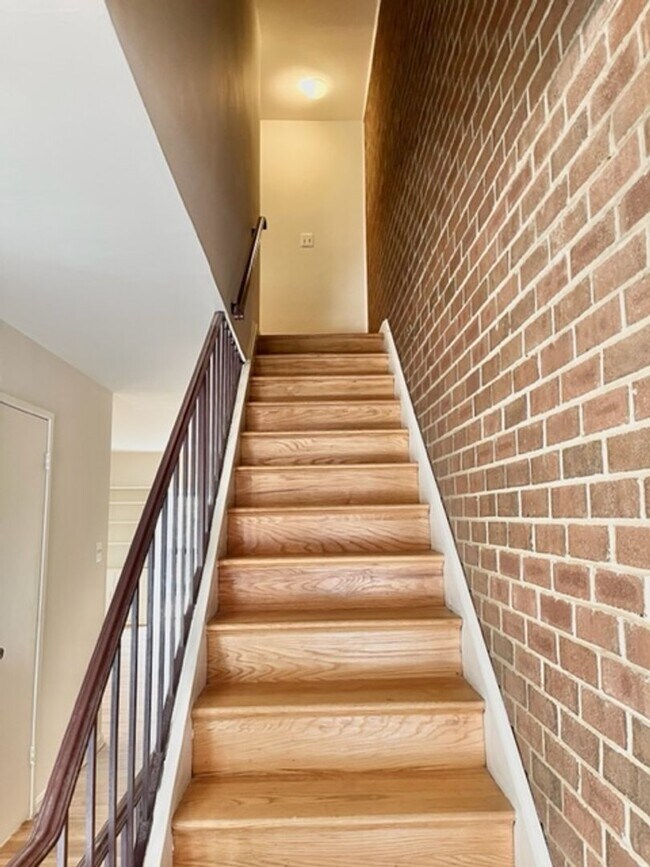 Building Photo - Excellent Potomac neighborhood!