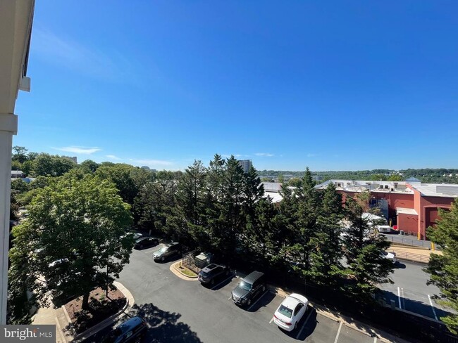 Building Photo - 1100 Quaker Hill Dr
