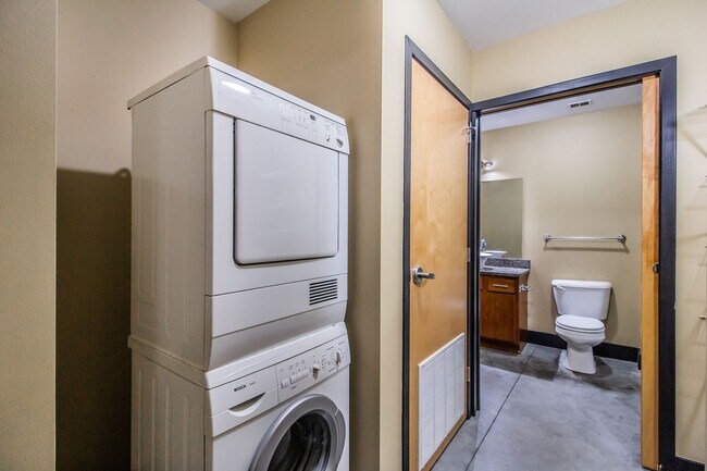 Building Photo - Gorgeous Loft-Ask About our Move in Specia...