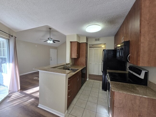 Building Photo - 1 Bed 1 Bath Third floor condo in Nice Community for Rent in Orlando $1349