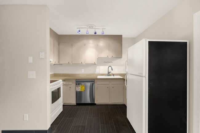 Building Photo - Lovely 3 bedroom, 1 1/2 bathroom home in G...