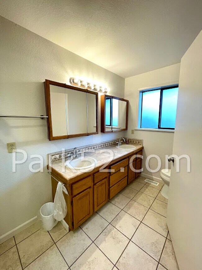 Building Photo - 9024-9024 Waverly Dr SW