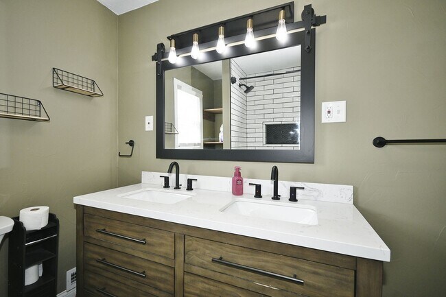 Building Photo - Beautiful 3 Bedrooms, 1 bathroom House Available Now!