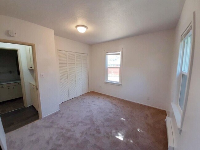 Building Photo - Spacious 5 bedroom/1.5 bath home in Spring...