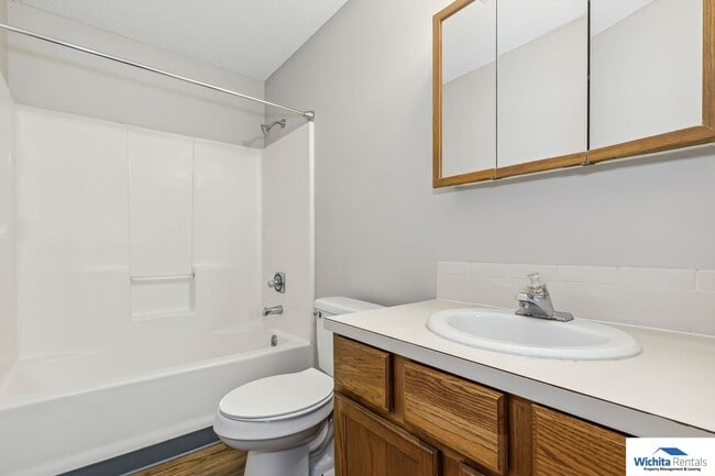 Building Photo - 3 bedroom 2 bath duplex - Derby Schools