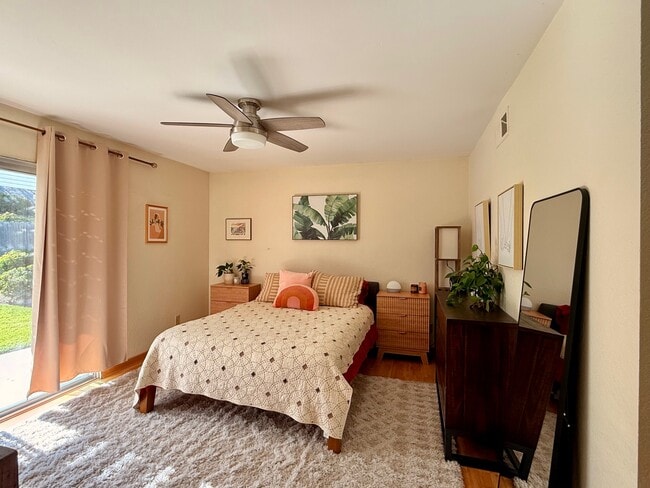 Building Photo - 13940 Barrymore St