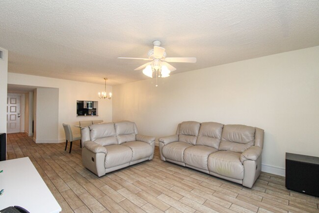 Building Photo - ** 2/2 FIRST FLOOR EMERALD LAKES BEAUTY RE...