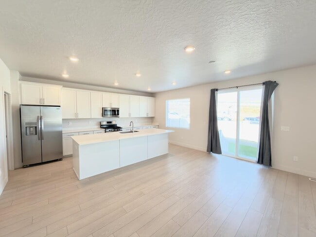 Building Photo - 414 W Snowberry Dr