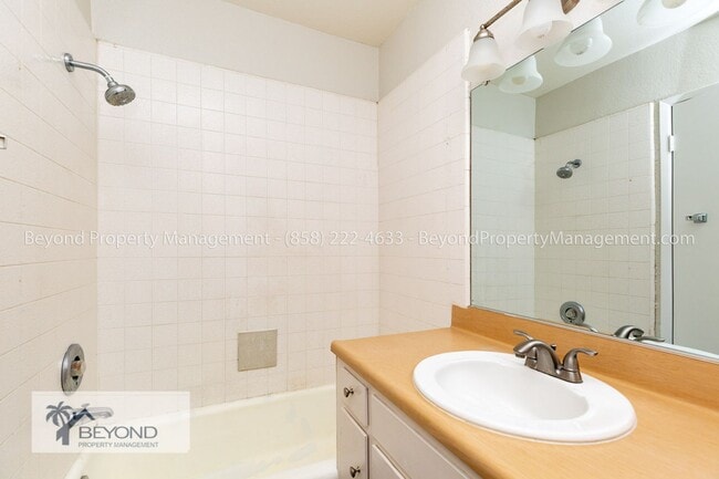 Building Photo - LUXURY IN LAKESIDE , STUNNING 4 BED 3 BATH...