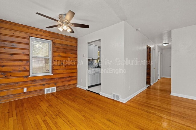 Building Photo - 375 Adrian Dr