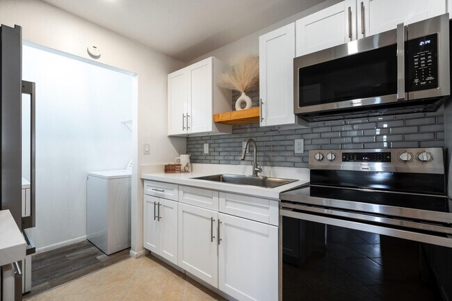 Building Photo - 927 N E St