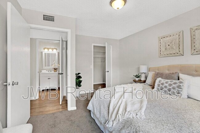Building Photo - 10825 Key Haven Blvd