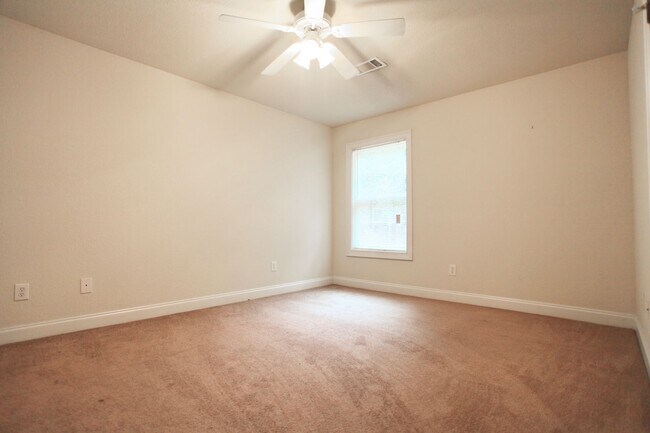 Building Photo - 807 W Longleaf Dr