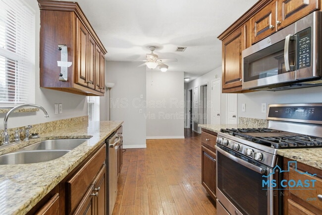 Building Photo - 208 Charles Ave