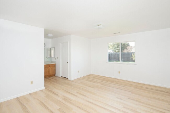 Building Photo - Lovely 3 Bedroom Home in Beautiful Los Alamos!