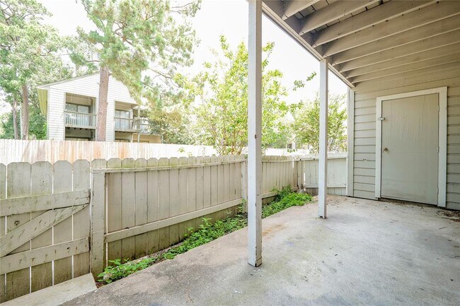 Building Photo - 17401 Red Oak Dr