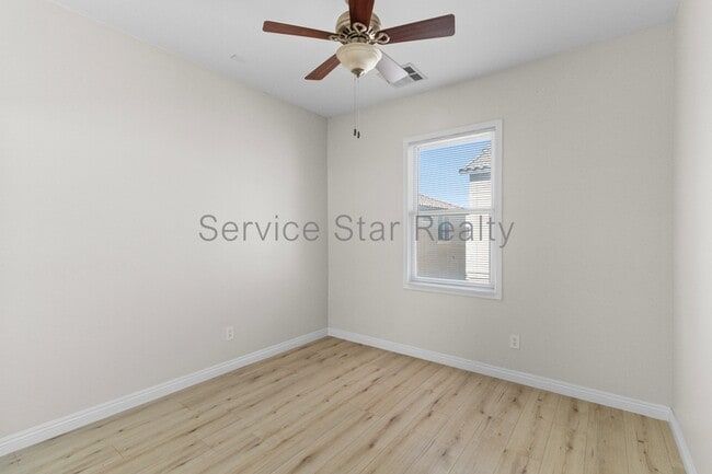 Building Photo - 2129 E Huntington Dr