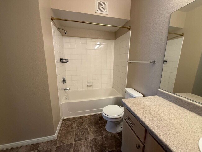Building Photo - 2 Bed 2 Bath Condo - 3rd Floor - Check out the Views!