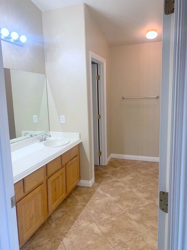 Building Photo - Beautiful 3 Bedroom Home in Mountains Edge with Pool/Spa