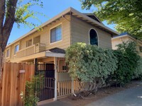 Building Photo - Updated Midtown 2 Bedroom Townhouse in Gat...