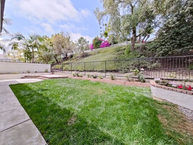 Building Photo - Stunning Remodeled Home in Dana Woods – Co...