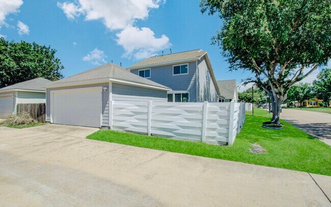 Building Photo - 6117 Settlers Square Ln