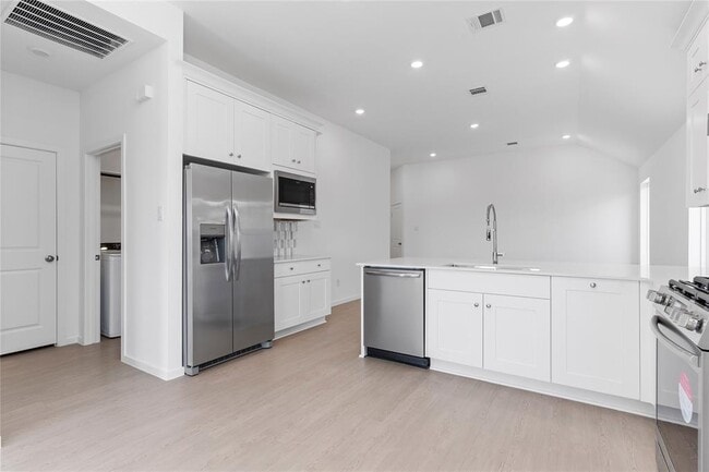 Building Photo - 27531 Sunterra Village Dr