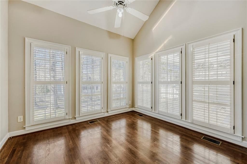 Building Photo - 1111 Lake Washington Dr NW