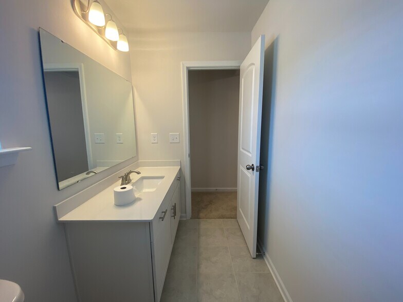 Building Photo - Room in Townhome on Planters Trace Ln