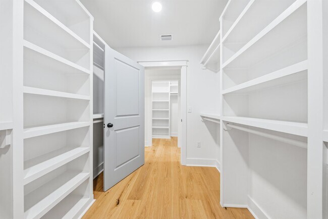 Building Photo - 1827 Fernando Dr