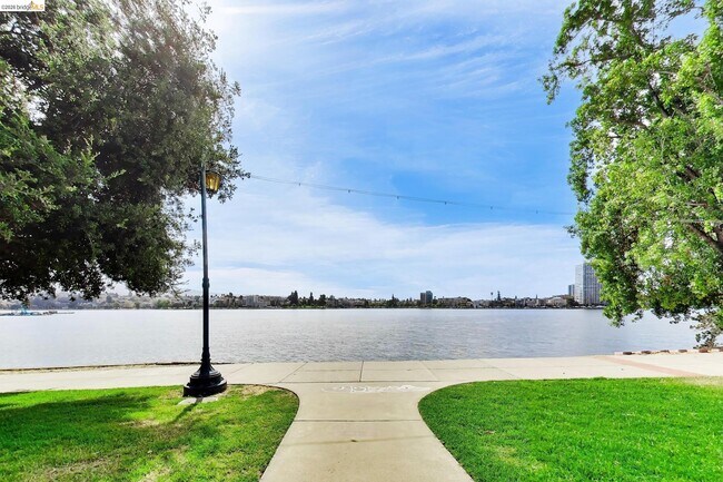 Building Photo - 1 Lakeside Dr