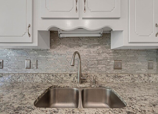 Building Photo - 4501 Parkwood Square
