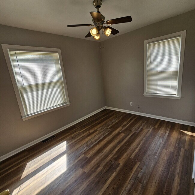 Building Photo - 2-Bedroom Ranch, Spacious Living Room, New Flooring, Kitchen with All Appliances, Laundry