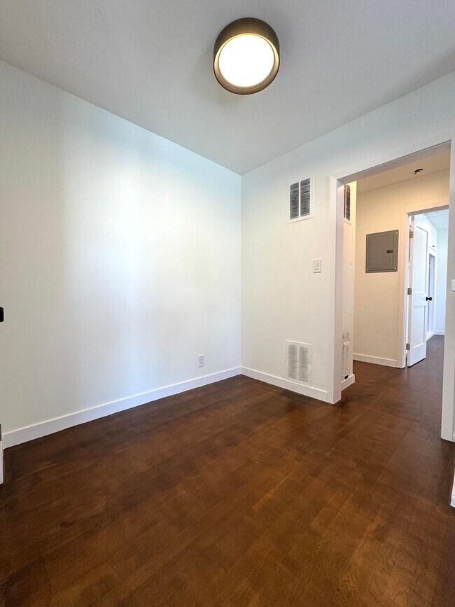 Building Photo - Fully Renovated 2-Bedroom in Prime West Ho...