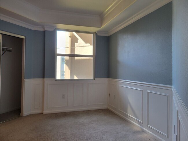 Building Photo - High End Condo on Top floor: High Ceilings...