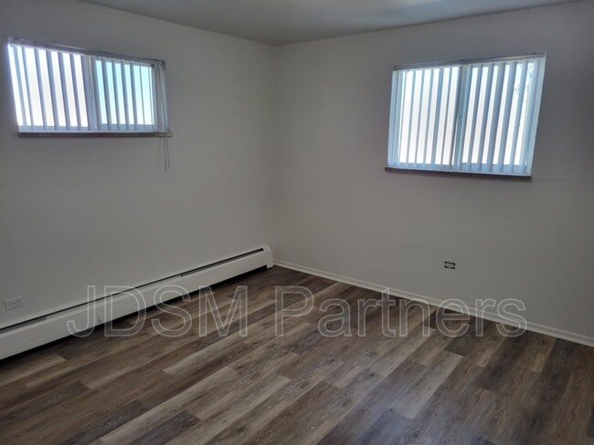 Building Photo - 5605 W Warren Ave