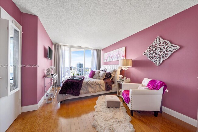 Building Photo - 7601 E Treasure Dr