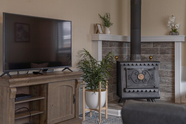 Building Photo - 428 Edwards Ave