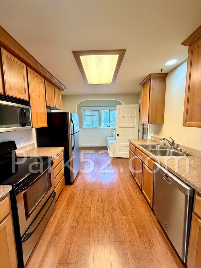 Building Photo - 1 Bedroom Unit in Tacoma Tri-Plex with Washer & Dryer!