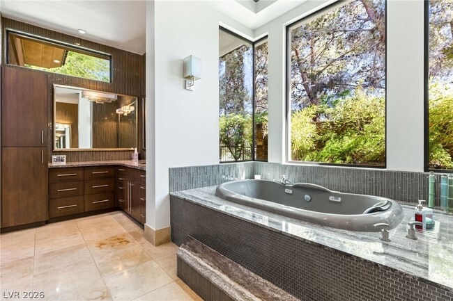 Building Photo - 2 Castle Oaks Ct