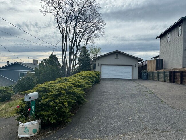 Primary Photo - Avail 11/7. Nicely Updated Home in Downtow...