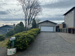 Building Photo - Avail 11/7. Nicely Updated Home in Downtow...