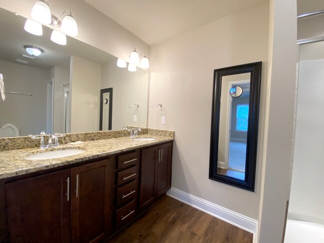 Doble Vanity Master bathroom - 25806 Pollard Rd