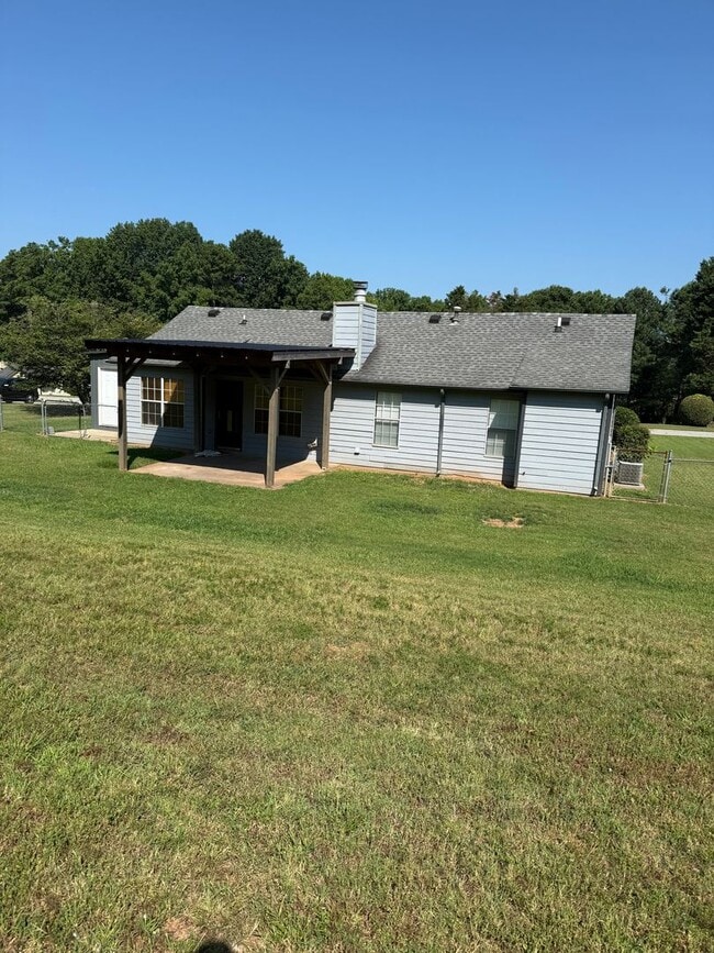 Building Photo - 3 Bedroom 2 Bathroom Ranch Home