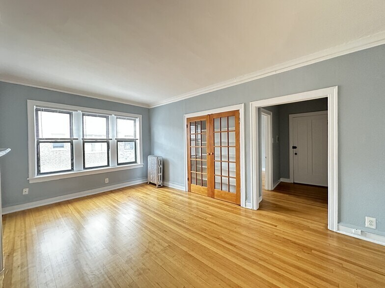 Building Photo - 1321.5 W Estes Ave